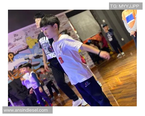 武汉街舞队的区域防守策略与街舞文化的深度融合探讨 武汉街舞队的区域防守策略与街舞文化的深度融合探讨